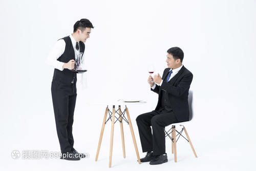 品酒與攝影 雙重藝術(shù)的服務(wù)之道